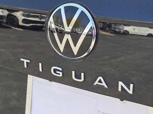Used 2023 Volkswagen Tiguan SE image 31