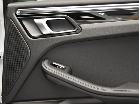 Certified 2025 Porsche Macan AWD/4WD image 53