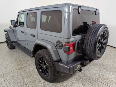 Used 2025 Jeep Wrangler Sahara AWD/4WD image 5