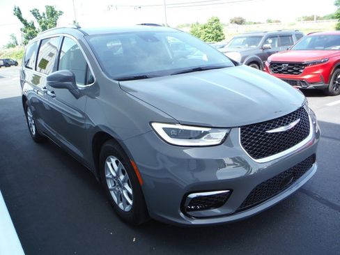 Used 2021 Chrysler Pacifica Touring-L w/ Uconnect Theater Family Group FWD image 8