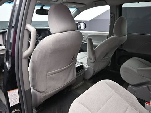Used 2017 Toyota Sienna LE AWD/4WD image 13