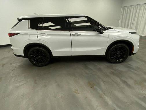 Used 2023 Mitsubishi Outlander SE Black Edition AWD/4WD image 8