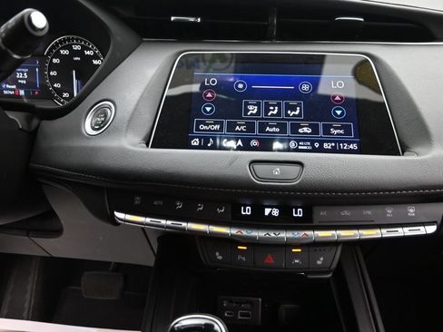 Used 2022 Cadillac XT4 Luxury w/ Cold Weather Package AWD/4WD image 17