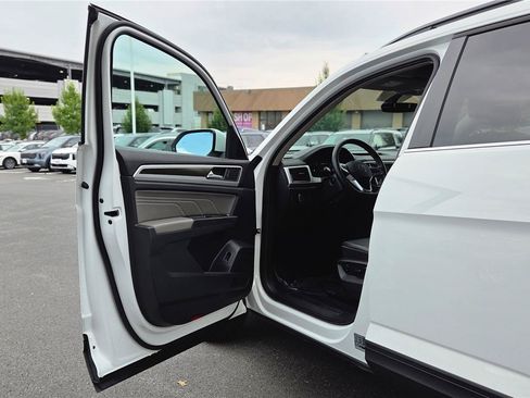 Certified 2023 Volkswagen Atlas SE w/ Panoramic Sunroof Package AWD/4WD image 12