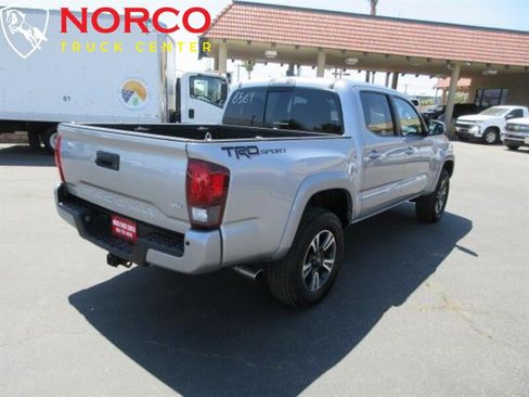 Used 2018 Toyota Tacoma TRD Sport w/ Technology Package image 7