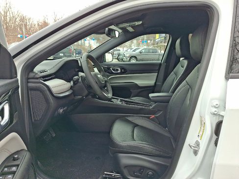 Used 2025 Jeep Compass Limited image 11