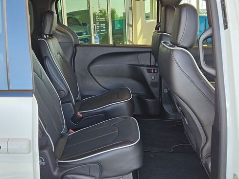 New 2027 Chrysler Pacifica Limited FWD image 16