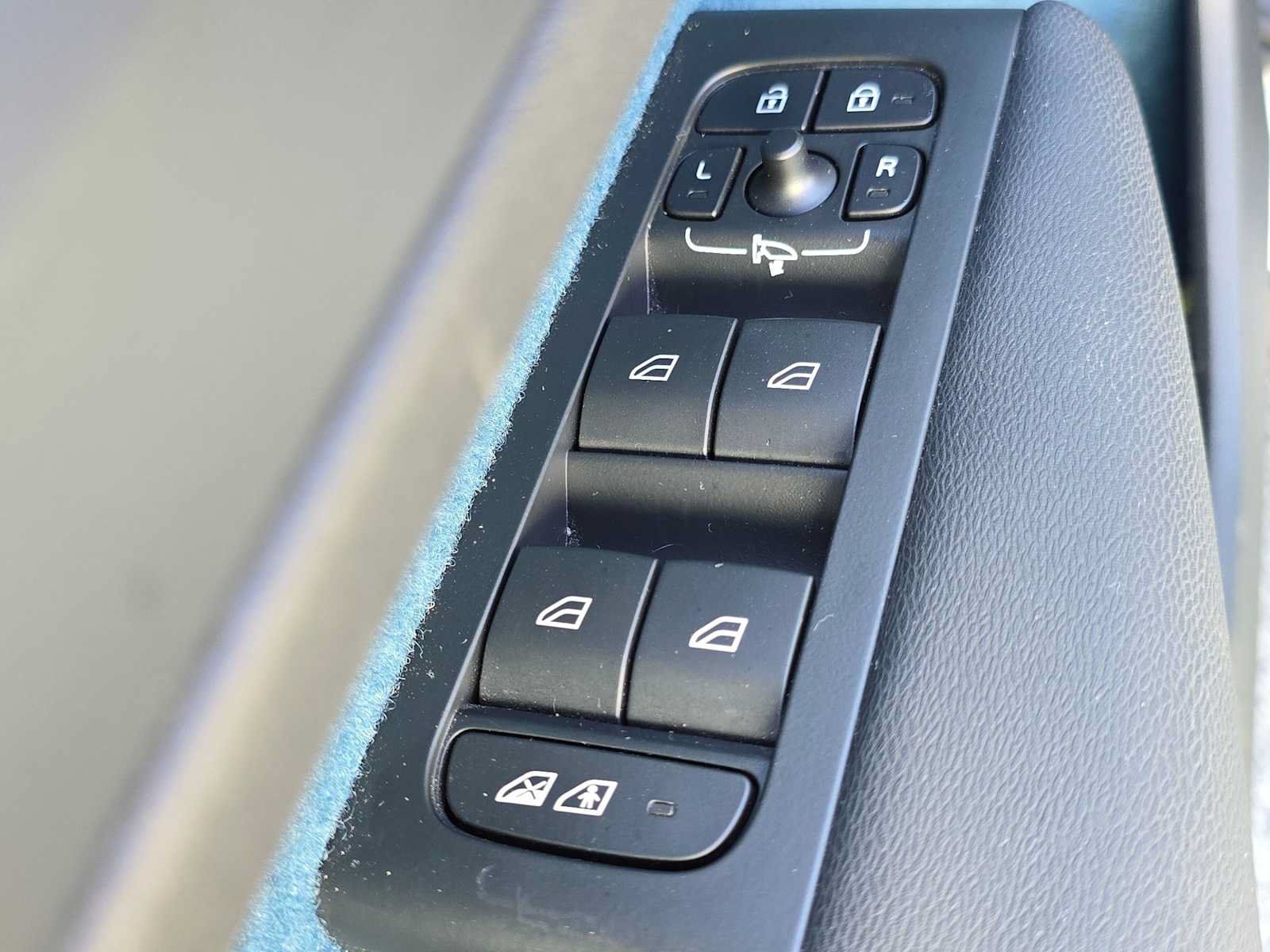 Certified 2023 Volvo XC40 Recharge Ultimate w/ Protection Package Premier AWD/4WD image 21
