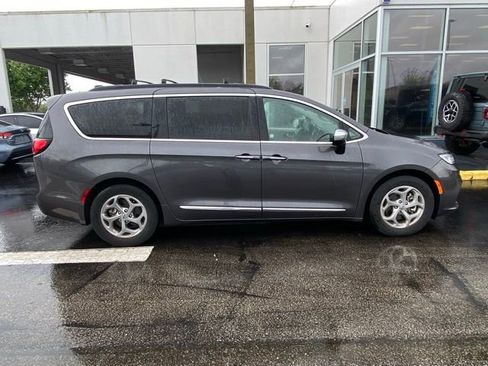 Used 2023 Chrysler Pacifica Limited image 11