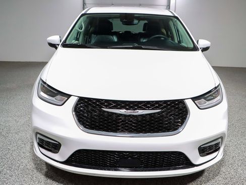 Used 2023 Chrysler Pacifica Touring-L image 4