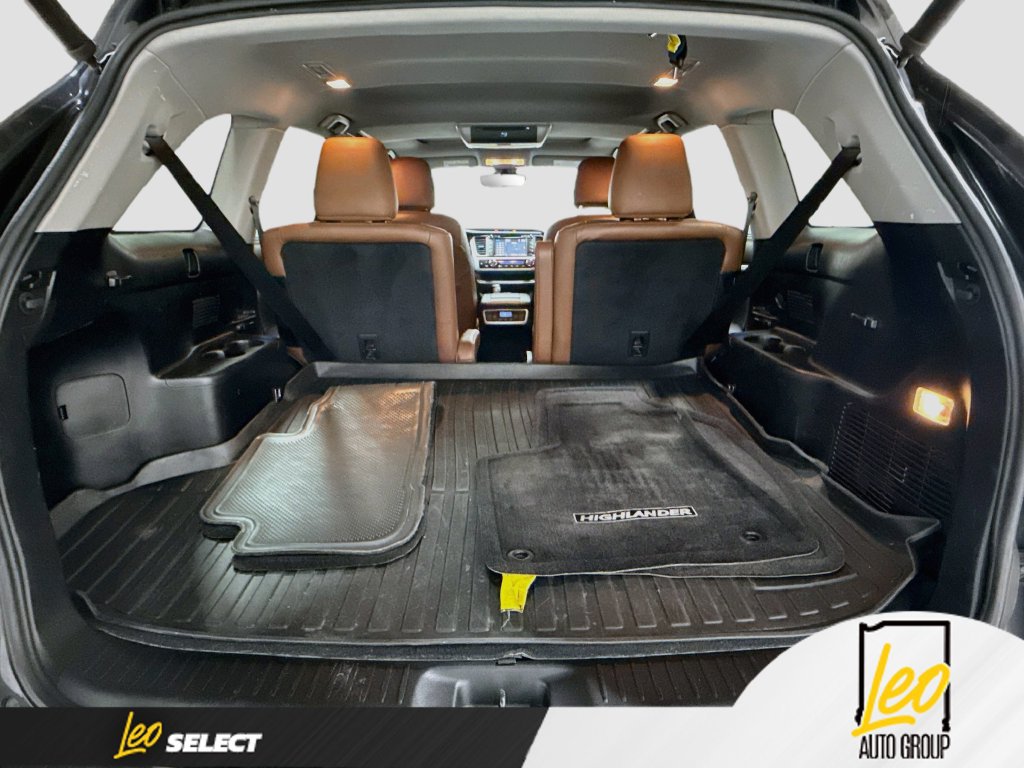Used 2018 Toyota Highlander Limited w/ Carpet Mat Package (TMS) FWD image 31