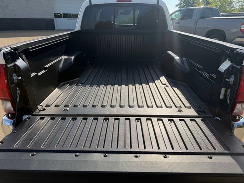 Certified 2022 Toyota Tacoma SR5 w/ SR5 Appearance Package (SM) AWD/4WD image 32