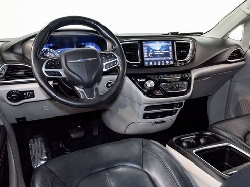 Used 2020 Chrysler Pacifica Touring-L Plus w/ Tire & Wheel Group FWD image 7