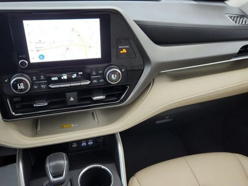 Certified 2024 Toyota Highlander XLE FWD image 36