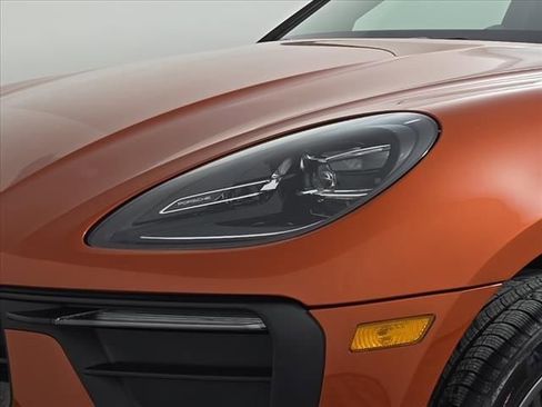 Certified 2025 Porsche Macan image 12