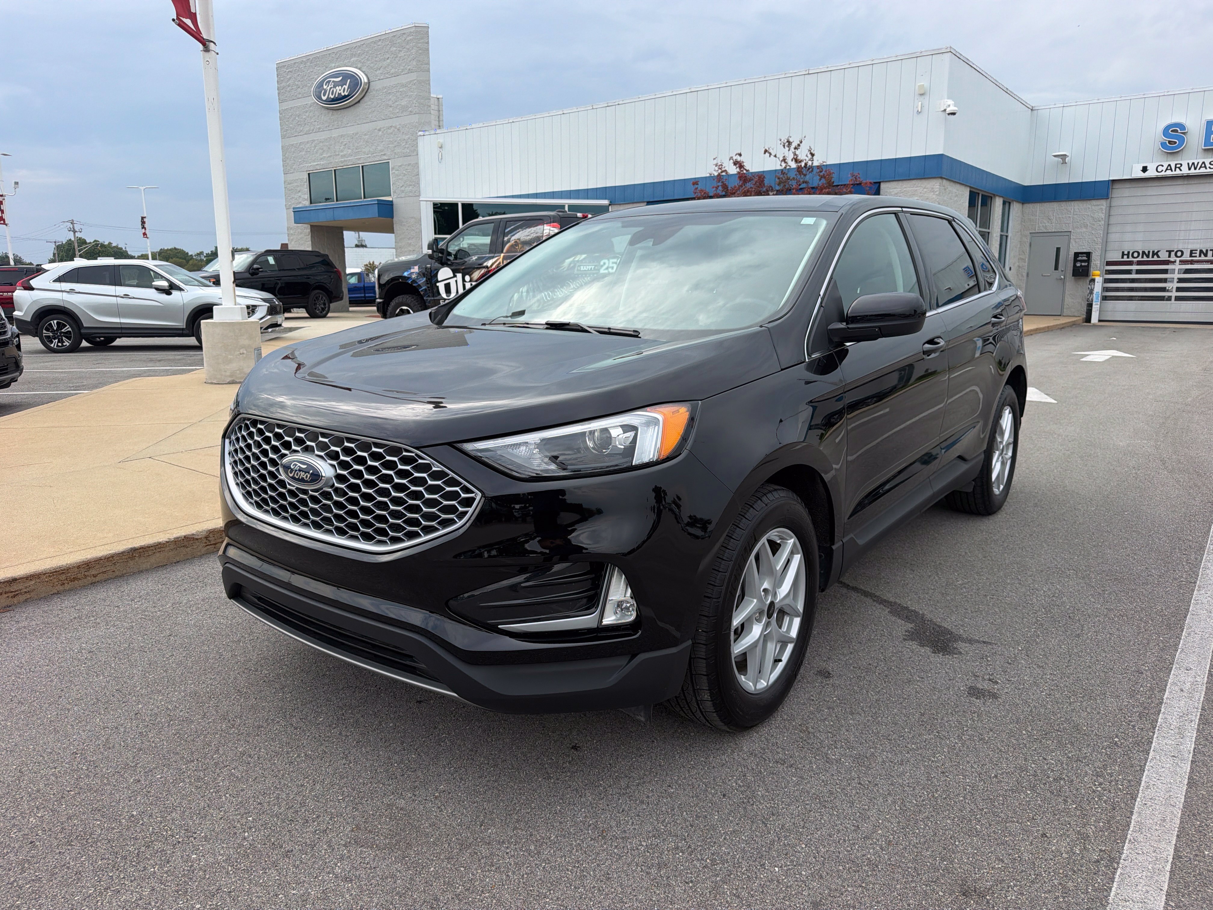 Used 2024 Ford Edge SEL w/ Convenience Package AWD/4WD image 3