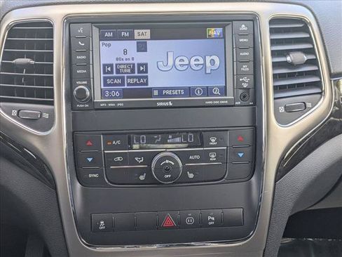 Used 2011 Jeep Grand Cherokee Laredo AWD/4WD image 15