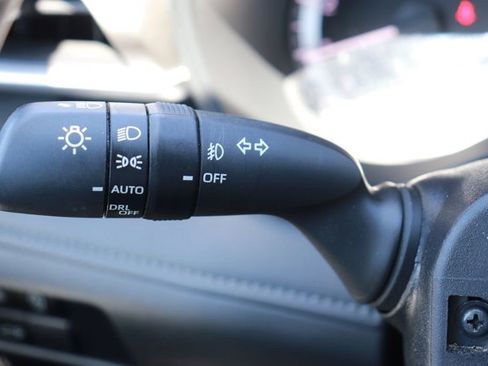 Used 2025 Toyota Highlander LE FWD image 22
