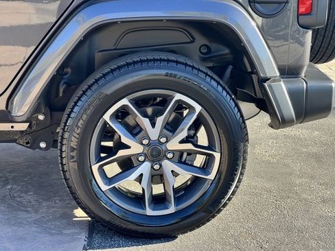 Used 2024 Jeep Wrangler Unlimited image 19