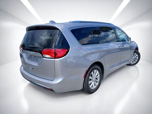 Used 2019 Chrysler Pacifica Touring-L FWD image 4