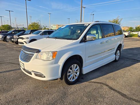 Used 2016 Chrysler Town & Country Limited Platinum image 8