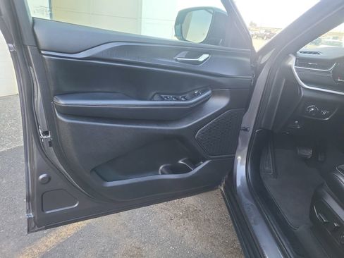 Used 2024 Jeep Grand Cherokee Altitude image 11