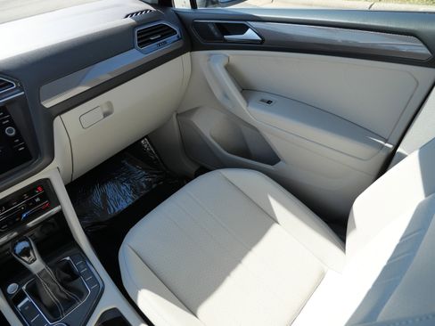 Certified 2024 Volkswagen Tiguan SE AWD/4WD image 11
