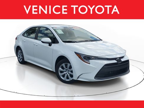 Certified 2025 Toyota Corolla LE FWD image 1