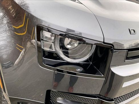 Used 2025 Land Rover Defender 130 X-Dynamic SE AWD/4WD image 33