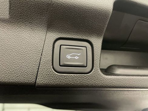 Used 2023 GMC Acadia SLE w/ Driver Convenience Package image 27