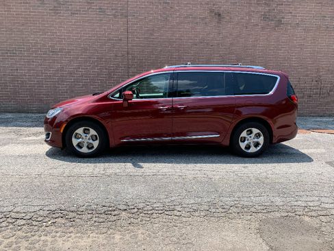 Used 2017 Chrysler Pacifica Touring-L Plus FWD image 2