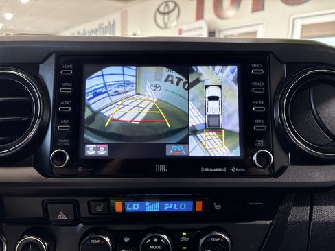 Used 2020 Toyota Tacoma TRD Sport w/ TRD Premium Sport Package AWD/4WD image 18