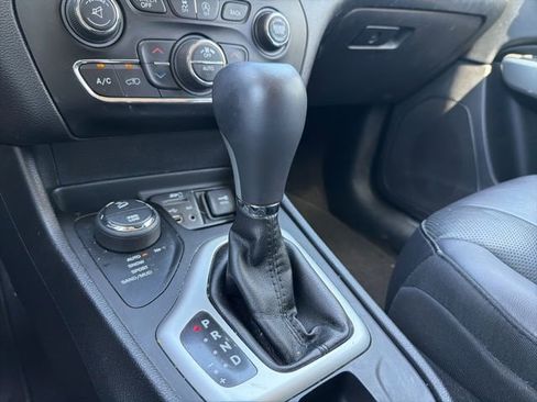 Used 2017 Jeep Cherokee Overland w/ Technology Group AWD/4WD image 19