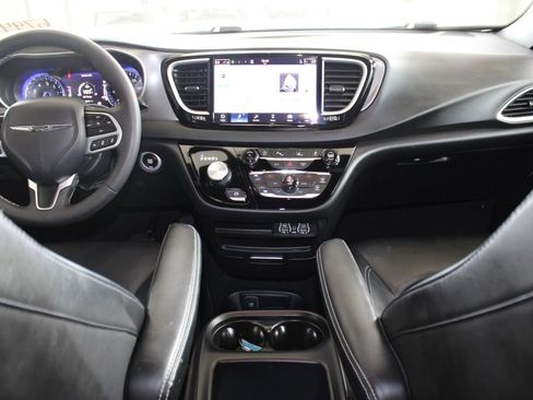 Used 2025 Chrysler Pacifica Select FWD image 25