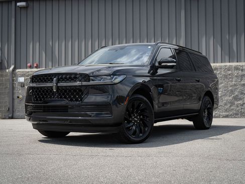 Used 2025 Lincoln Navigator L Reserve w/ Jet Appearance Package AWD/4WD image 2