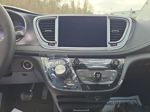 New 2026 Chrysler Pacifica Select w/ S Appearance Package AWD/4WD image 19