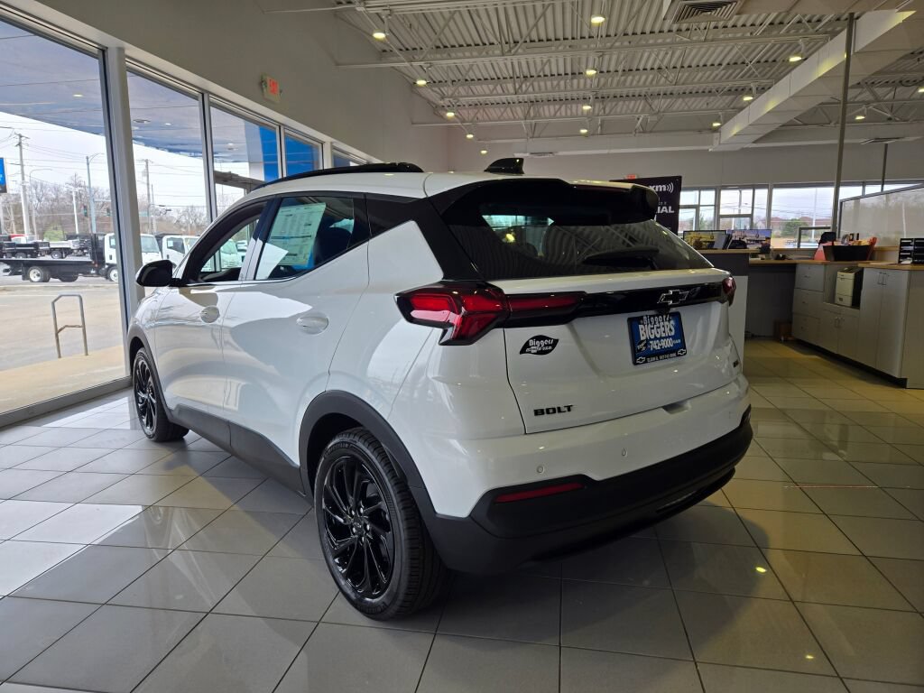 Used 2027 Chevrolet Bolt RS FWD image 12