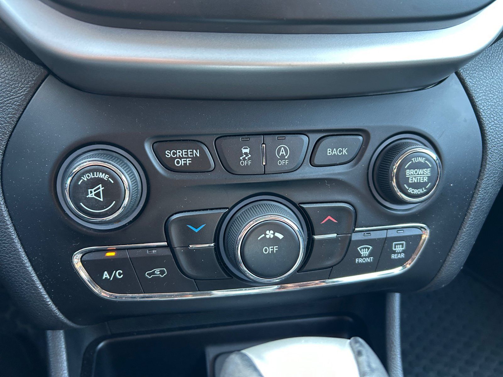 Used 2015 Jeep Cherokee Trailhawk w/ Leather Interior Group AWD/4WD image 25
