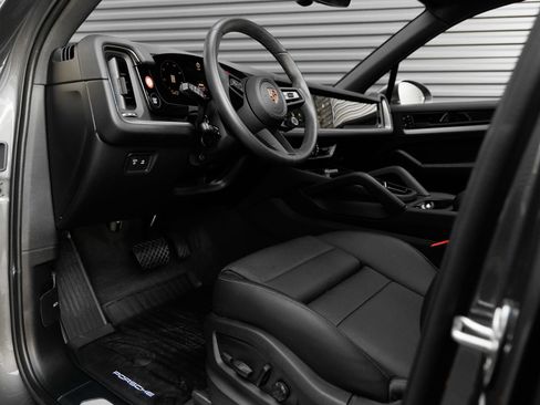 Certified 2025 Porsche Cayenne AWD/4WD image 4