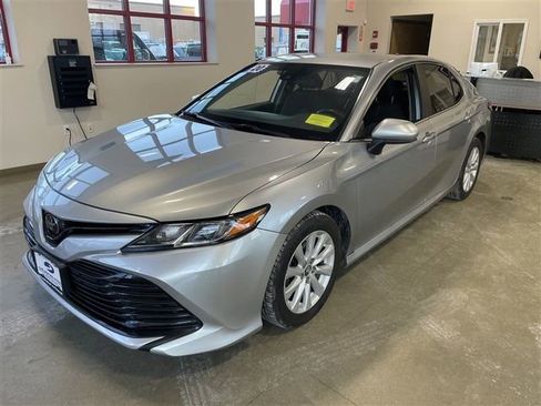 Used 2020 Toyota Camry LE image 3