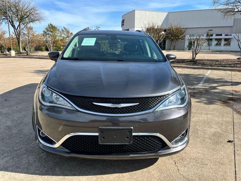 Used 2018 Chrysler Pacifica Touring-L image 2