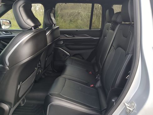 Used 2024 Jeep Grand Cherokee Overland w/ Advanced Protech Group III image 12