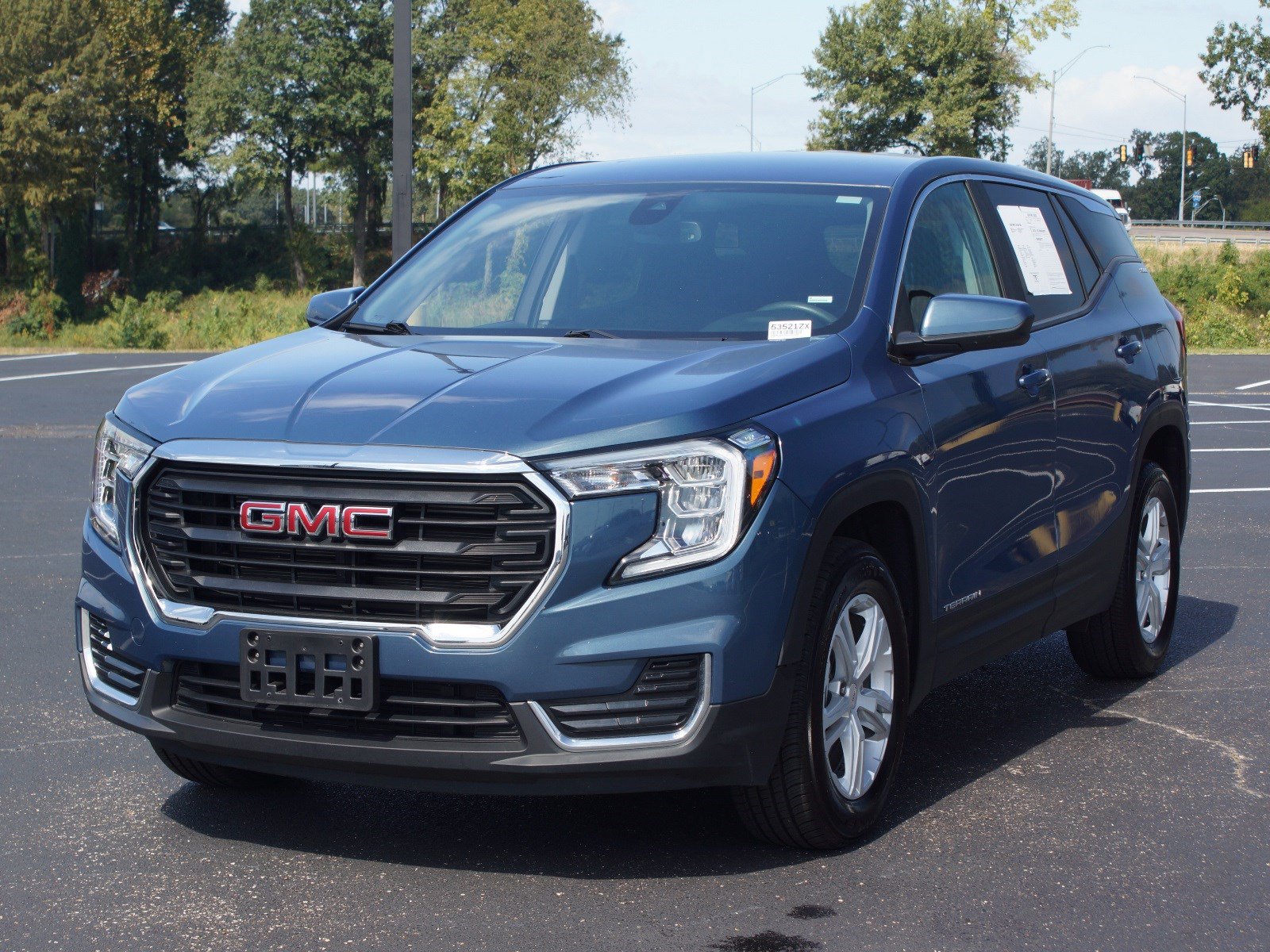 Used 2024 GMC Terrain SLE AWD/4WD image 2