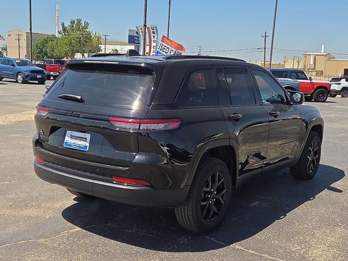 Used 2025 Jeep Grand Cherokee Altitude AWD/4WD image 5