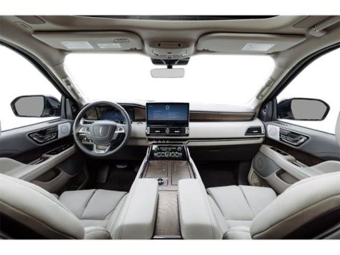 Used 2022 Lincoln Navigator Reserve image 4
