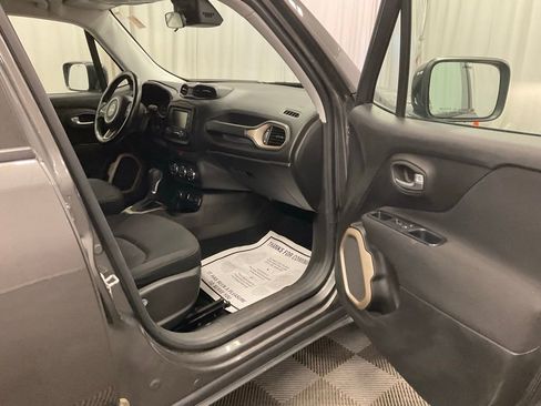 Used 2017 Jeep Renegade Latitude AWD/4WD image 28