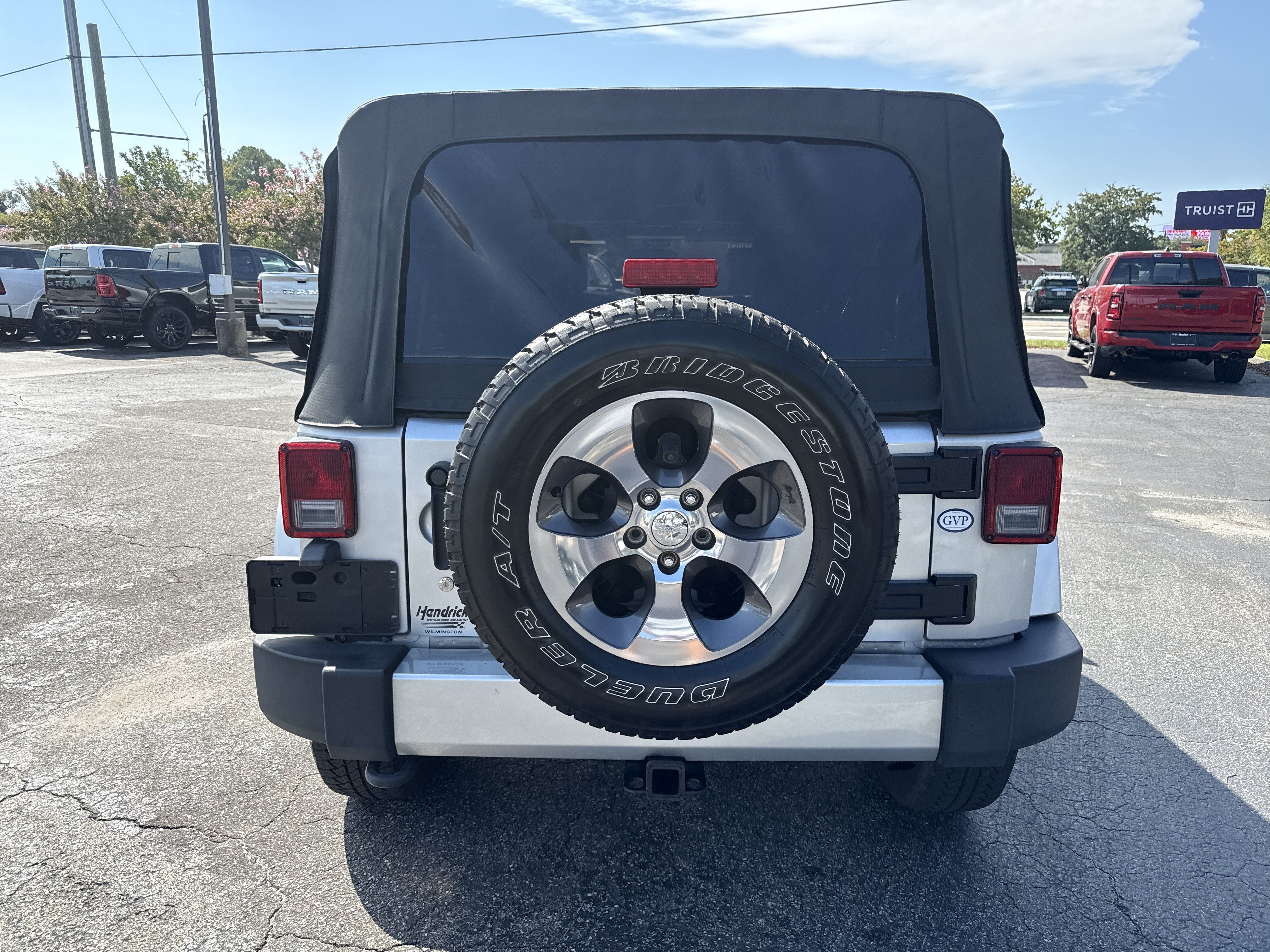 Used 2010 Jeep Wrangler Unlimited Sahara w/ Dual Top Group AWD/4WD image 8