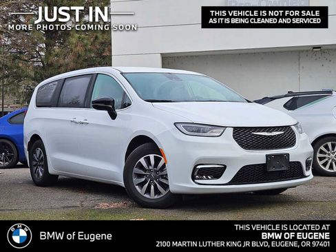 Used 2024 Chrysler Pacifica Select image 1