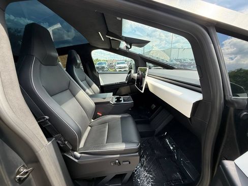Used 2024 Tesla Cybertruck AWD Crew Cab image 23