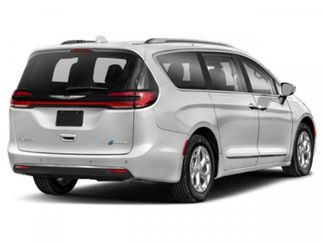 Used 2022 Chrysler Pacifica Touring-L video 2